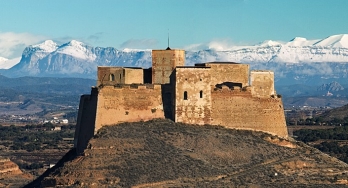 Panoramica Castillo de Monzón con Pirineos nevados